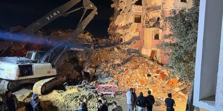 Küçükçekmece’de yıkımı yapılan bina çöktü: 2 yaralı