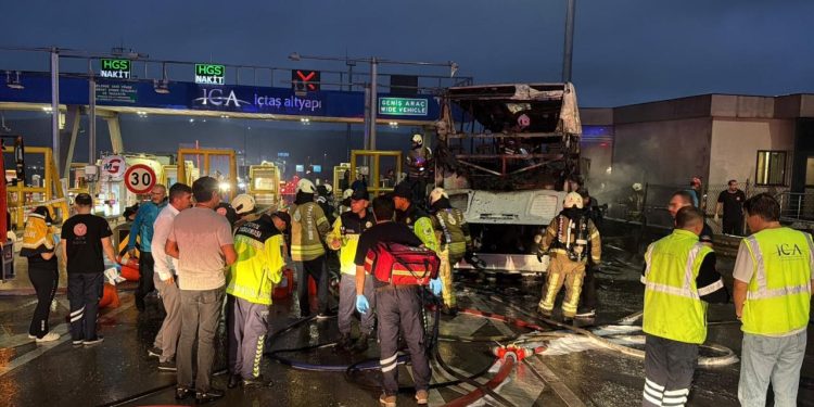 İstanbul’da yolcu otobüsü bariyerlere çarptı: 2 ölü
