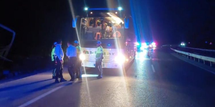 Manisa’da yolcu otobüsü kaza yaptı: 18 yaralı