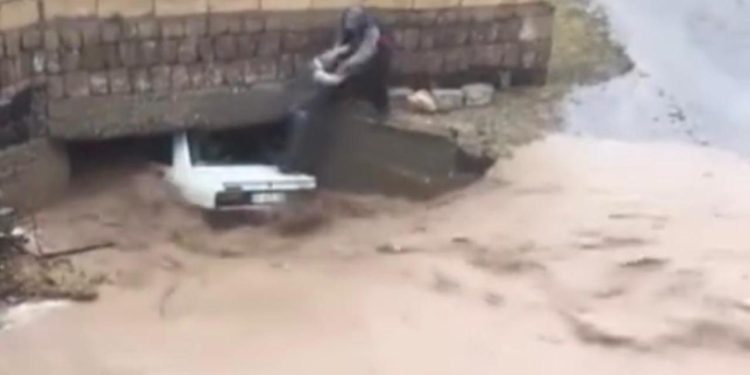 Nevşehir’de sele kapılan otomobil köprüye sıkıştı