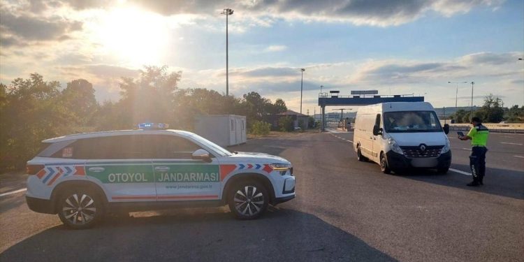 Sakarya’da 2,2 ton midye ve 156 küçükbaş hayvana el konuldu