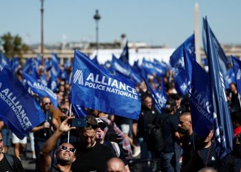 Fransa’da zam isteyen polisler Paris’te eylem yaptı