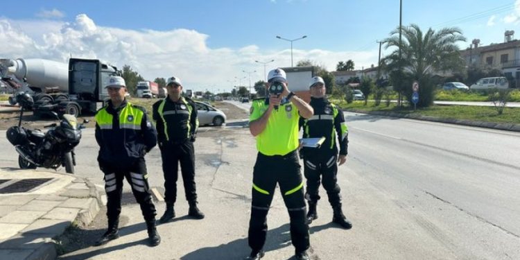 Trafik denetimlerinde 248 sürücü rapor edildi, 24 araç trafikten men edildi