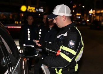 Trafik denetimlerinde 310 sürücü rapor edildi, 15 araç trafikten men edildi