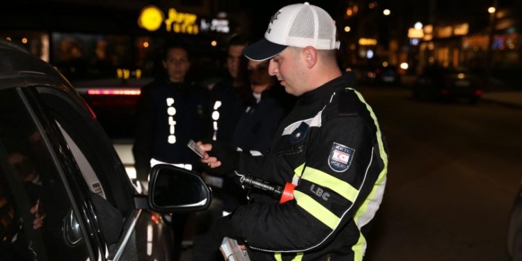 Trafik denetimlerinde 310 sürücü rapor edildi, 15 araç trafikten men edildi
