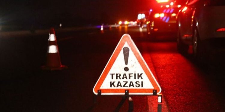 Önündeki aracı geçmeye çalışırken motosiklete çarptı: 1 yaralı
