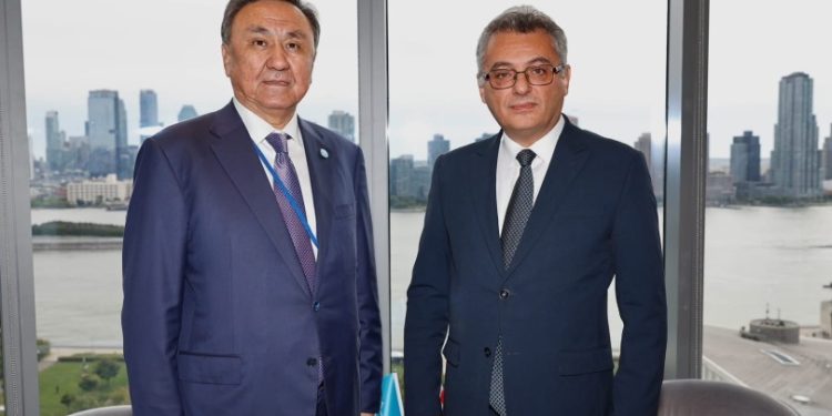 Cumhurbaşkanı Erhürman, TDT Genel Sekreteri Kubanıçbek Ömüraliyev ile görüştü