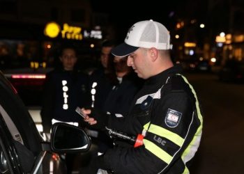 İlçelerde asayiş denetimi: 107 kişiye kumar cezası, 14 ikamet izinsize tutuklama
