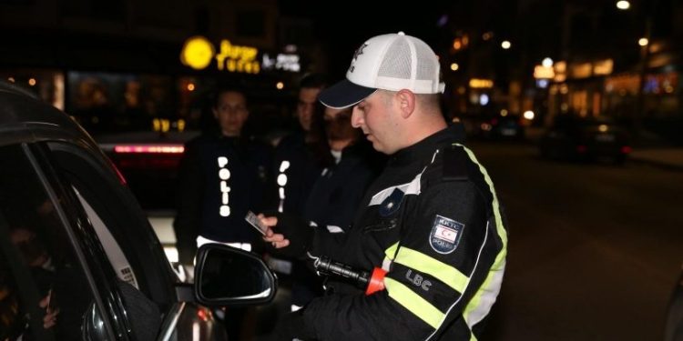 İlçelerde asayiş denetimi: 107 kişiye kumar cezası, 14 ikamet izinsize tutuklama