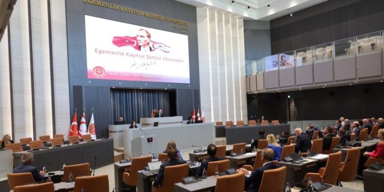 Meclis’in olağanüstü toplantısı başladı: Gündem ‘karma oy’