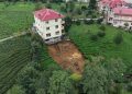 Rize’de heyelan: Binanın altındaki toprak koptu