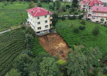 Rize’de heyelan: Binanın altındaki toprak koptu