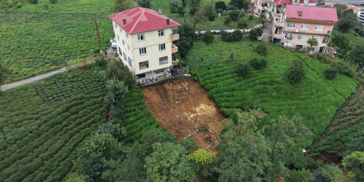 Rize’de heyelan: Binanın altındaki toprak koptu