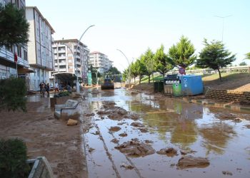 Rize’de sağanak sonrası temizlik seferberliği