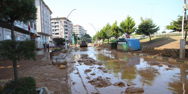 Rize’de sağanak sonrası temizlik seferberliği