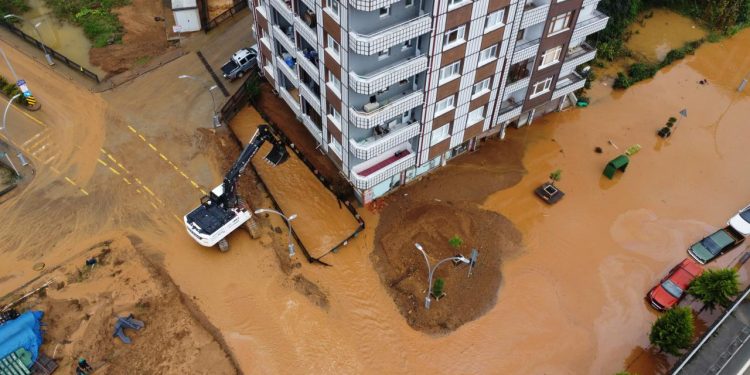 Rize’de sağanağın yol açtığı hasar 1 milyar 42 milyon lira