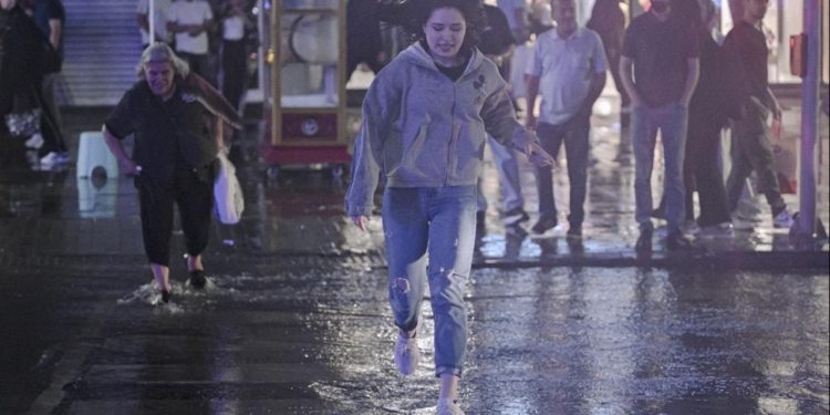 Ankara’da gök gürültülü sağanak etkili oldu