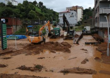 Rize’de etkili olan sağanak hayatı olumsuz etkiledi