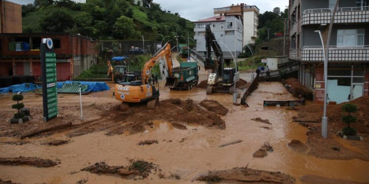 Rize’de etkili olan sağanak hayatı olumsuz etkiledi