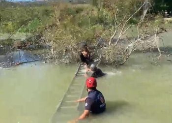 Derede mahsur kalan çocuk kurtarıldı