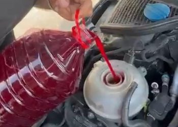 Otobanda hararet yapan aracına şalgam suyu koydu