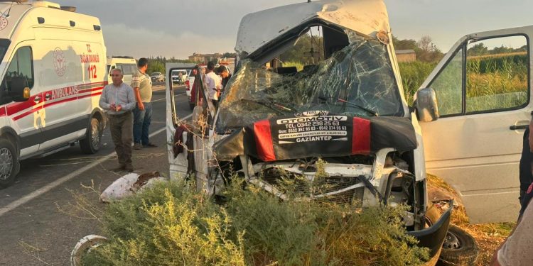 Şanlıurfa’da minibüs tahliye kanalına düştü: 15 yaralı