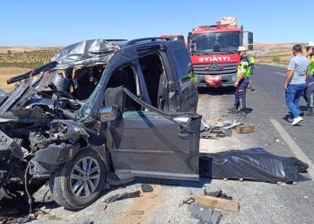 Şanlıurfa’da kamyonla hafif ticari araç çarpıştı: 4 ölü