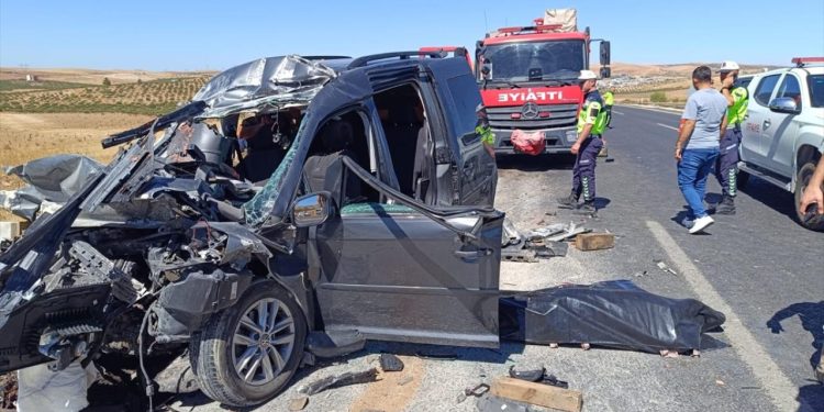 Şanlıurfa’da kamyonla hafif ticari araç çarpıştı: 4 ölü