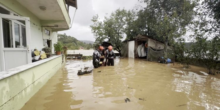 Sakarya’da sel: Mahsur kalan 4 kişi kurtarıldı