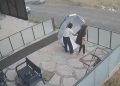 Şiddetli rüzgarın şemsiyeyle imtihanı kamerada