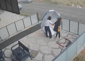 Şiddetli rüzgarın şemsiyeyle imtihanı kamerada