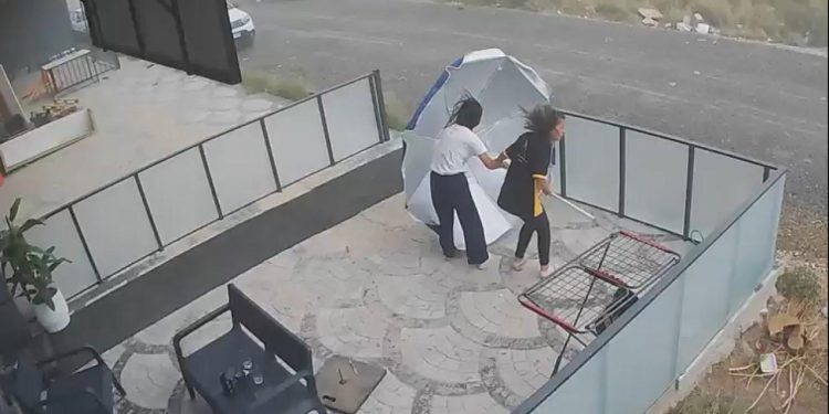 Şiddetli rüzgarın şemsiyeyle imtihanı kamerada