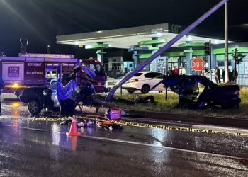 Sinop’ta otomobil aydınlatma direğine çarptı: 1 ölü, 2 yaralı