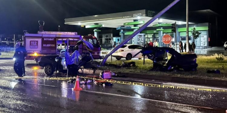Sinop’ta otomobil aydınlatma direğine çarptı: 1 ölü, 2 yaralı