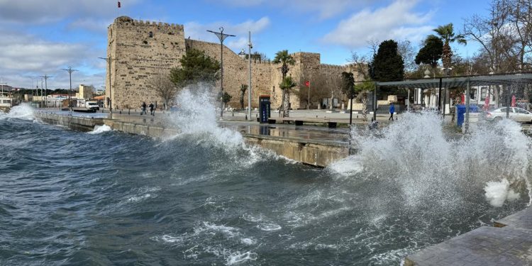 Sinop’ta kuvvetli rüzgar nedeniyle denize girilmemesi uyarısı