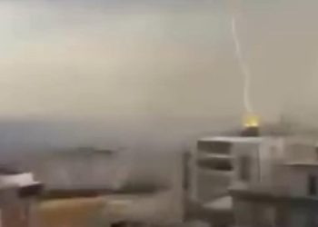8 katlı binaya yıldırım düştü, ardından yangın çıktı: O anlar kamerada