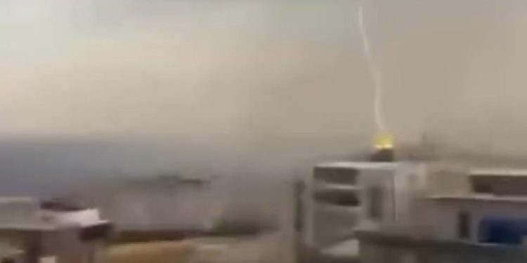 8 katlı binaya yıldırım düştü, ardından yangın çıktı: O anlar kamerada