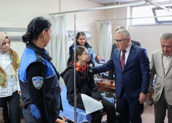 Sivas’ta servis ile polis aracı çarpıştı: 13 öğrenci ve 3 polis yaralandı