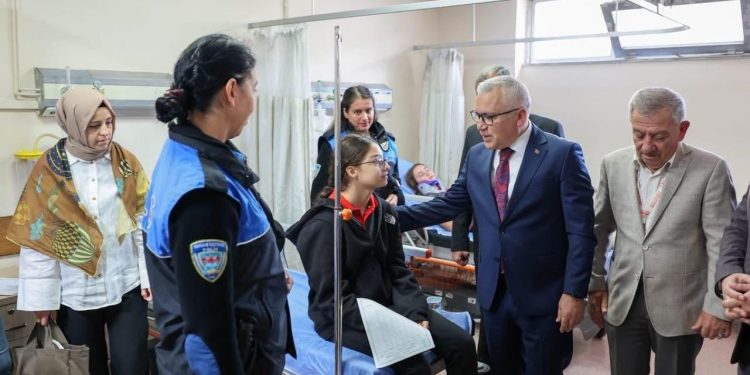 Sivas’ta servis ile polis aracı çarpıştı: 13 öğrenci ve 3 polis yaralandı