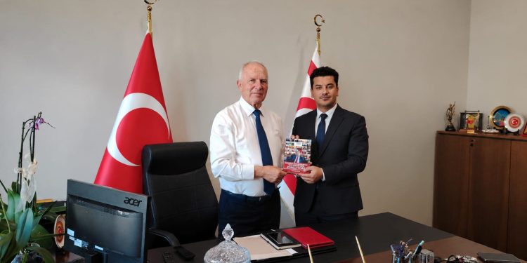 Azerbaycan’da yayınlanan “Kıbrıs’tan Dünyaya Haykıran Ses: Zorlu Töre” adlı kitap, Töre’ye takdim edildi