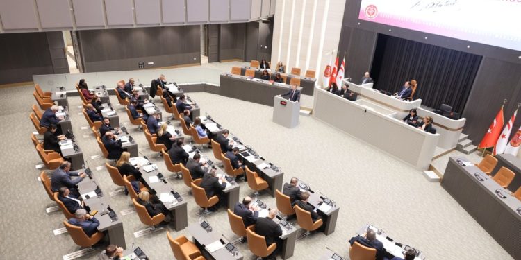 Meclis ‘karma oy’ için yarın yeniden olağanüstü toplanacak