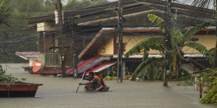 Tayland’ın başkenti Bangkok’ta sel 700 bin kişiyi etkiledi