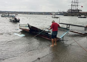 Düzce’de fırtına balıkçı barınağını vurdu: 7 tekne battı