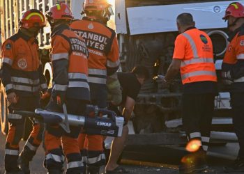 Tırın çarptığı hafif ticari araç 30 metre sürüklendi: 6 yaralı