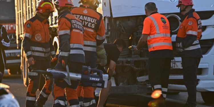 Tırın çarptığı hafif ticari araç 30 metre sürüklendi: 6 yaralı