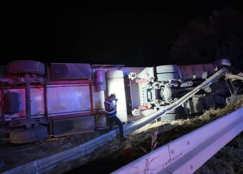 Bursa’da hatalı sollama yapan tır motosiklete çarptı: 2 ölü