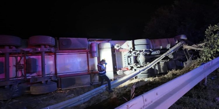 Bursa’da hatalı sollama yapan tır motosiklete çarptı: 2 ölü