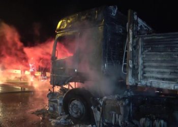 Seyir halindeyken alev alan tır küle döndü