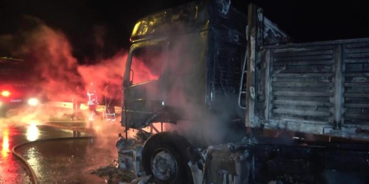 Seyir halindeyken alev alan tır küle döndü