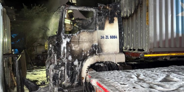 İstanbul’da tır garajında yangın